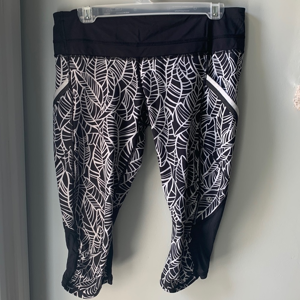 Lululemon Black and White pattern cropped leggings 23”